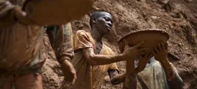 Gold miners form a human chain while digging an open pit at the Chudja mine in the Kilomoto concession near the village of Kobu, 100 km (62 miles) from Bunia in north-eastern Congo, in this February 23, 2009 file photo. Home to the world's biggest reserves of cobalt -- used in batteries, ceramics and dyes -- Congo has gold, silver and diamond mines, and holds some of the world's largest stores of copper, tin and metals such as tungsten, a component of many mobile phones. To match feature CONGO-DEMOCRATIC/ REUTERS/Finbarr O'Reilly/Files  (DEMOCRATIC REPUBLIC OF CONGO - Tags: BUSINESS ENVIRONMENT)