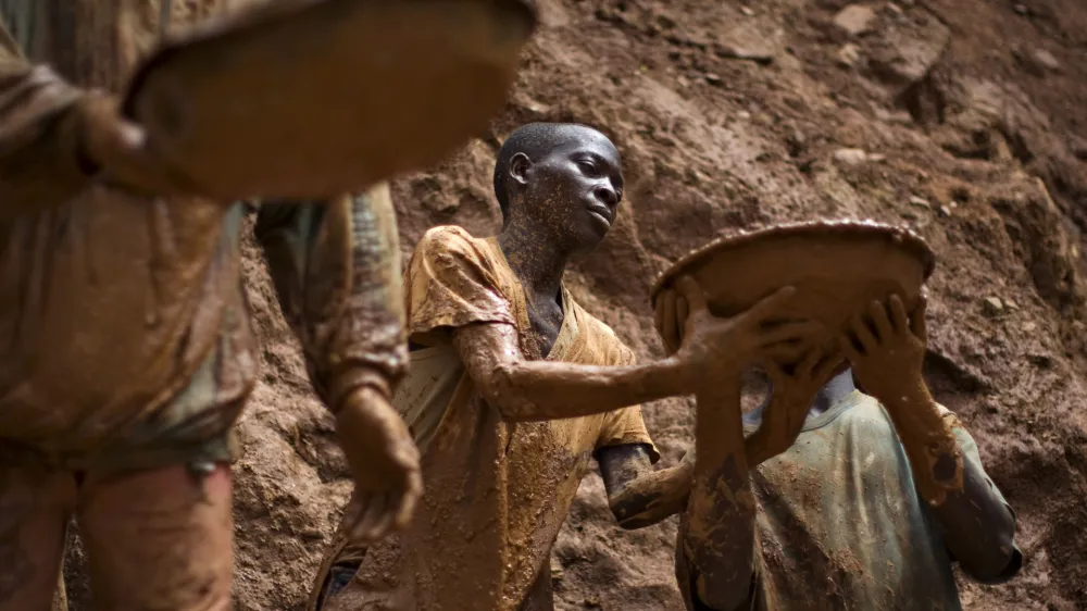 Gold miners form a human chain while digging an open pit at the Chudja mine in the Kilomoto concession near the village of Kobu, 100 km (62 miles) from Bunia in north-eastern Congo, in this February 23, 2009 file photo. Home to the world's biggest reserves of cobalt -- used in batteries, ceramics and dyes -- Congo has gold, silver and diamond mines, and holds some of the world's largest stores of copper, tin and metals such as tungsten, a component of many mobile phones. To match feature CONGO-DEMOCRATIC/ REUTERS/Finbarr O'Reilly/Files  (DEMOCRATIC REPUBLIC OF CONGO - Tags: BUSINESS ENVIRONMENT)