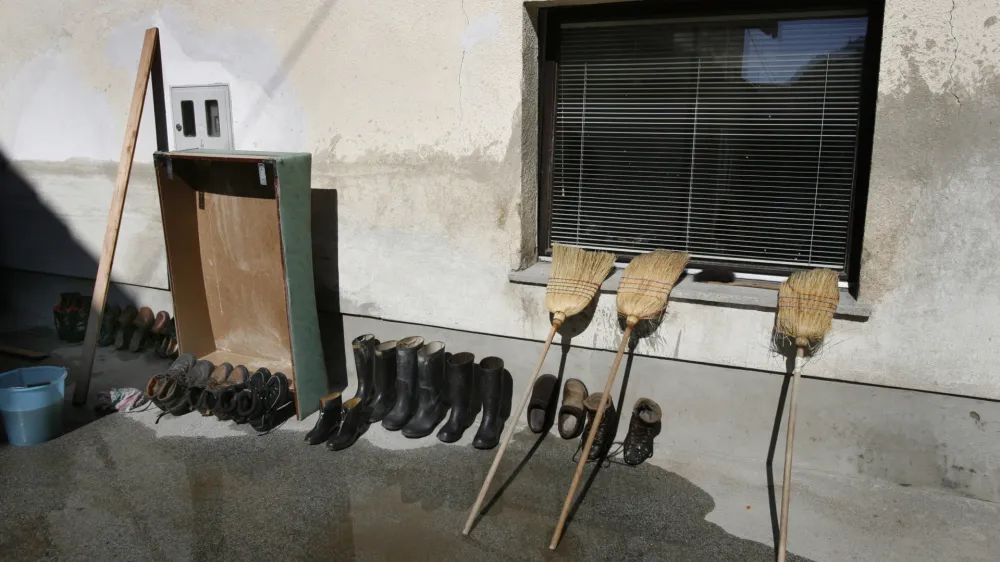 Železniki - <br>- NEURJE - POPLAVE - 18/09/2007 - opustošilo dele zahodne in vzhodne Slovenije - šest mrtvih -  naravna katastrofa je terjala šest življenj. V ujmi so umrli trije prebivalci Železnikov, v Cerkljah na Gorenjskem je med odpravljanjem posledic neurja umrl prostovoljni gasilec, v Podgorju pri Letušu pa sta dve osebi umrli v hiši, ki jo je zasul plaz. poplave - plazovi - obilne padavine - močno deževje - Foto Luka CjuhaOPOMBA ZA OBJAVO V DNEVNIKU