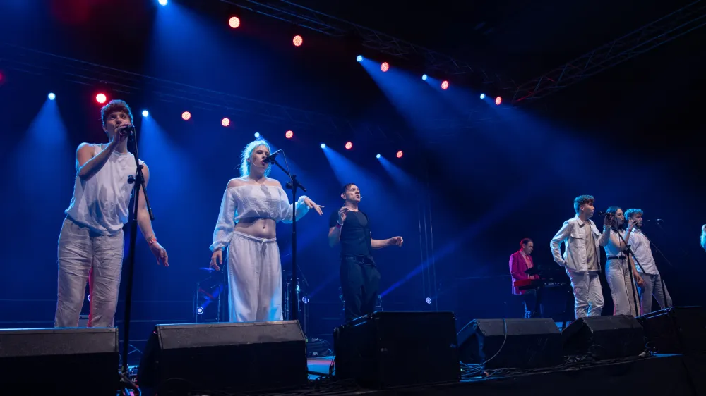 Ljubljana, Hala Tivoli.<br>Veliki dobrodelni koncert Stopimo<br>skupaj za Urbana, na katerem so zbirali denar za stiriletnega decka<br>Urbana s prirojeno gensko mutacijo CTNNB1.