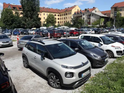 Dokler država ne bo začela graditi NUK II, bo ljubljanska občina na tem zemljišču lahko tržila parkiranje. Foto: Tomaž Skale