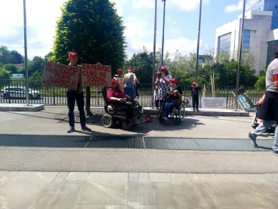 Ljubljana, pred ministrstvom za delo.<br>Sindikat osebnih asistentov je v okviru danasnje stavke pred ministrstvom za delo, druzino, socialne zadeve in enake moznosti v Ljubljani pripravil protestni shod.