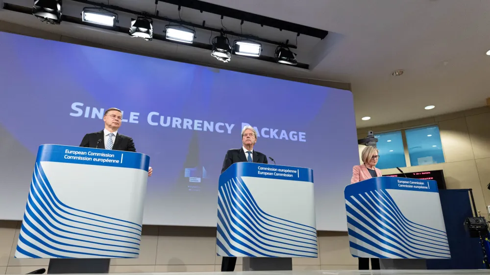Komisarji Valdis Dombrovskis (za trgovino), Paolo Gentiloni (za gospodarstvo) in Mairead McGuinness (za finančne storitve) so se zavzeli za uvedbo digitalnega evra kot dopolnilne valute evrski gotovini. Foto: Xavier Lejeune/evropska komisija/DPA