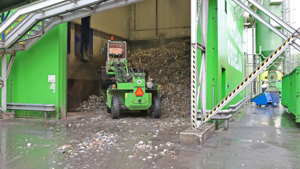 V javnem podjetju Voka Snaga vodijo postopek javnega naročila, komu bodo prihodnji dve leti zaupali odvoz ostanka odpadkov iz regijskega centra za ravnanje z odpadki. Foto: Bojan Velikonja 