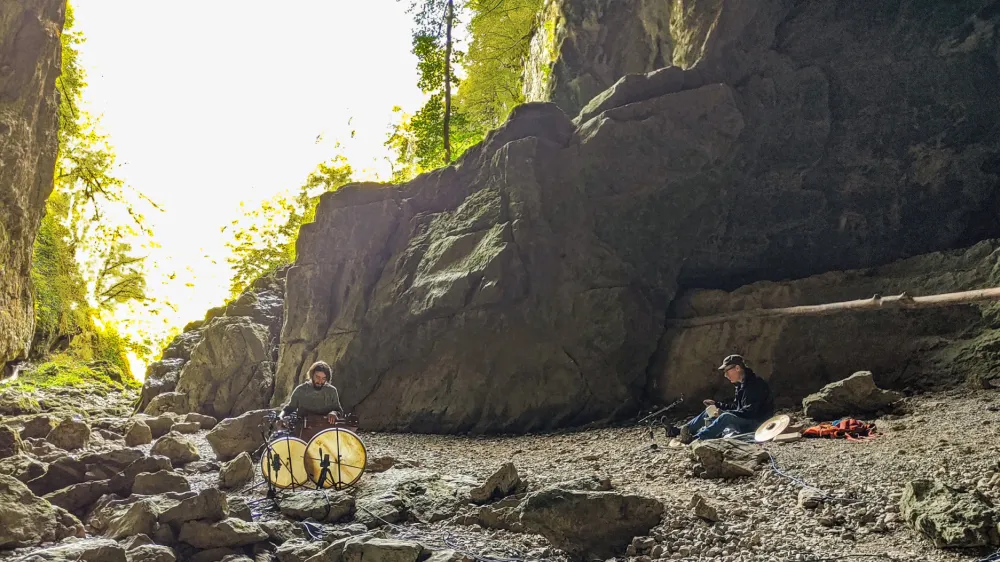 Živi mostovi je glasbeni projekt dveh zvočnih raziskovalcev – slovenskega Sama Kutina in francoskega Pascala Battusa. 