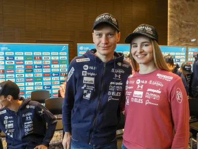 Anže Lanišek (levo) in Nika Križnar sta se veselila bronaste kolajne na tekmi mešanih ekip na evropskih igrah v Zakopanah. Foto: Luka Cjuha