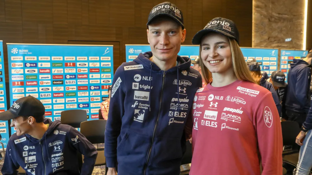 Anže Lanišek (levo) in Nika Križnar sta se veselila bronaste kolajne na tekmi mešanih ekip na evropskih igrah v Zakopanah. Foto: Luka Cjuha