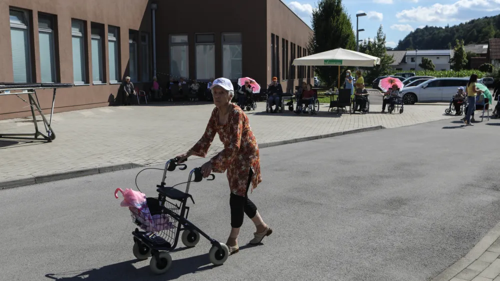 ﻿simbolična fotografija - starejši - starostniki - upokojenci<br><br><br> - 14.07.2020 – DEOS Center starejših Notranje Gorice - zasebni socialnovarstveni zavod – dom starostnikov  //FOTO: Luka Cjuha.