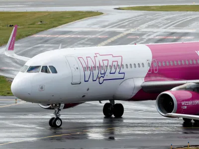 FILE PHOTO: A Wizz Air Airbus A320 at Luton Airport, Luton, Britain, May 1, 2020. REUTERS/Andrew Boyers/File Photo/File Photo