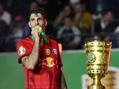 FILE PHOTO: Soccer Football - DFB Cup - Final - RB Leipzig v Eintracht Frankfurt - Olympiastadion, Berlin, Germany - June 3, 2023 RB Leipzig's Dominik Szoboszlai kisses his medal as he celebrates after winning the DFB Cup REUTERS/Annegret Hilse DFB REGULATIONS PROHIBIT ANY USE OF PHOTOGRAPHS AS IMAGE SEQUENCES AND/OR QUASI-VIDEO./File Photo