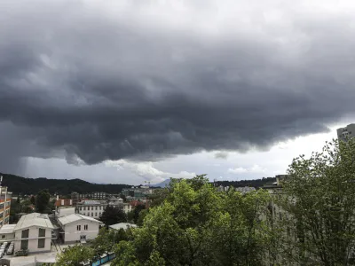 - 08.06.2023 - nevihtni oblaki nad Ljubljano, nevihta, dež, oranžni alarm. močnejši naliv, neurje<br><br> <br>//FOTO: Luka Cjuha