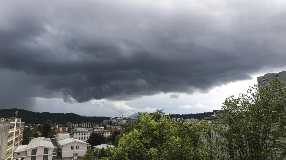 - 08.06.2023 - nevihtni oblaki nad Ljubljano, nevihta, dež, oranžni alarm. močnejši naliv, neurje<br><br> <br>//FOTO: Luka Cjuha