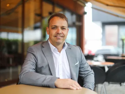 - 31.03.2022 - Dr. Peter Baloh, strokovnjak za uvajanje novosti in sprememb na področju transformacije organizacijske kulture in voditeljskih procesov - partner v E2grow, podjetju, ki je plod slovenskega znanja in hkrati eno izmed le treh Gallupovih partnerskih podjetij na svetu in avtor 22 razprodanih knjig na temo poslovne produktivnosti - //FOTO: Bojan Velikonja