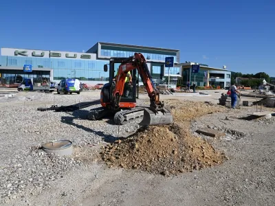 V Krškem sredi julija zaključujejo z obnovo odseka Ceste krških žrtev med krožiščem pri Lesnini in hotelom Kunst. Takoj nato se začne obnova odseka od krožišča pri Lidlu do nakupovalnega središča.