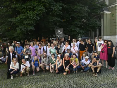 - skupinska fotografija podpornikov ohranitve kostanja pred kmalu podrtim drevesom - 04.07.2023 - Napovedan posek kostanja zaradi načrtovane obnove SNG Drama je v javnosti sprožil velik odziv - zaradi poseka je nastala peticija »Kostanja pred Dramo ne damo«, ki jo je podpisalo več kot 1200 oseb. //FOTO: Nik Erik Neubauer