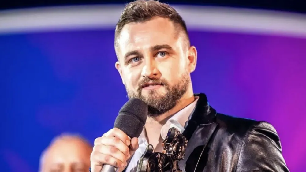 Matija Cvek je prejel nagrado za največkrat predvajano hrvaško pesem leta 2022 Trebaš li me, ki jo je odpel z Eni Jurišić. 