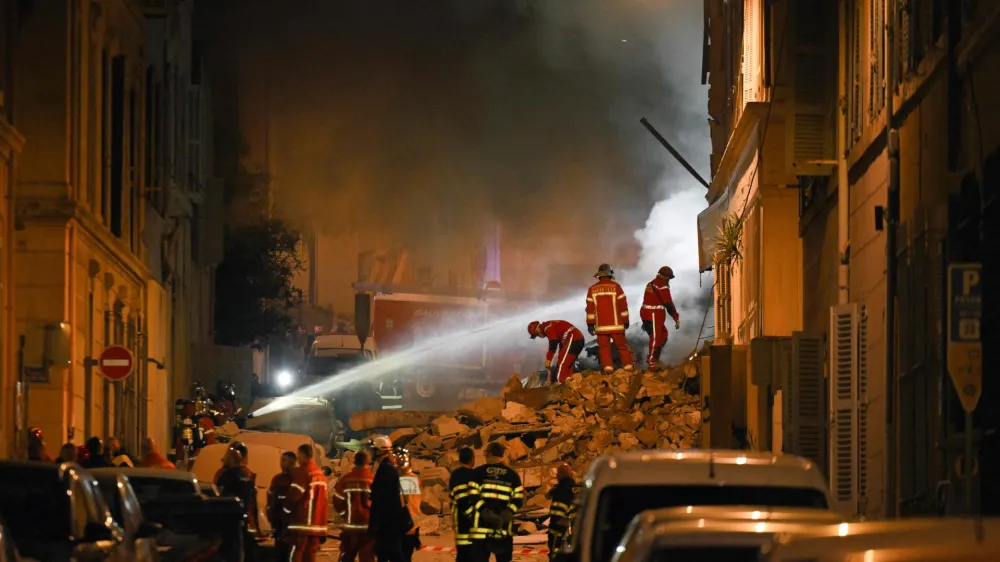 09 April 2023, France, Marseille: Rescue workers work at the site of a collapsed building in the southern French port city of Marseille. Photo: Nicolas Tucat/AFP/dpa