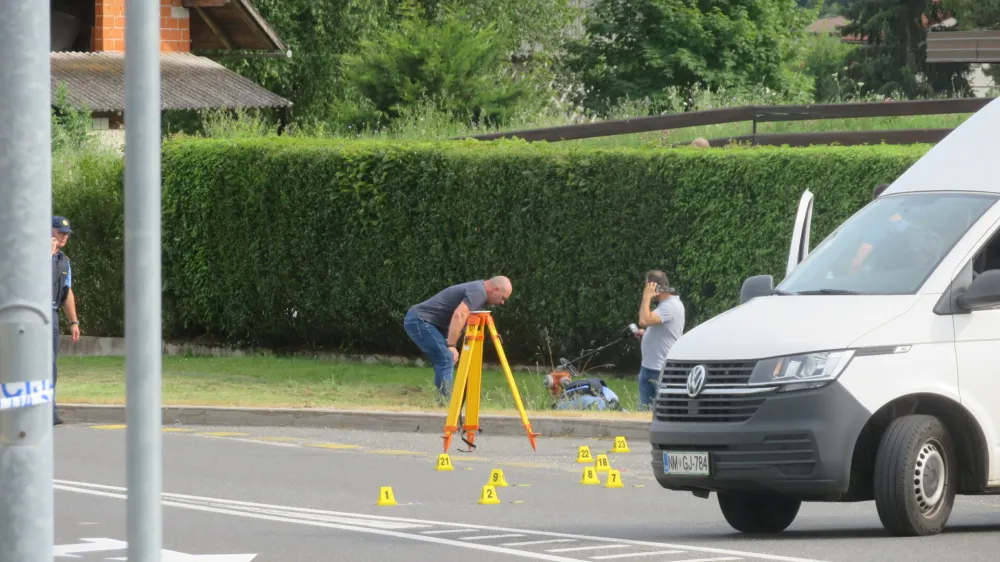 Policisti so danes opravljali preiskave na kraju streljanja, na storilčevem domu in na policijskem vozilu, na katerem je bilo vidnih več kot deset sledov streljanja.