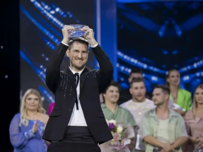 Zmagovalec 42. festivala Melodije morja in sonca v Avditoriju Portorož, ki so potekale v soboto, je postal Gregor Ravnik. F Ale&scaron; Rosa