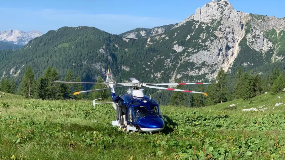 Kranj.<br>Danes dopoldan je posadka policijskega helikopterja z dezurno ekipo za<br>resevanje v gorah posredovala ze trikrat.<br>Foto: PU Kranj