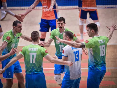 Slovenski odobojkarji so se takole veselili zmage proti Nizozemski na turnirju na Filipinih. Foto: Volleyball World