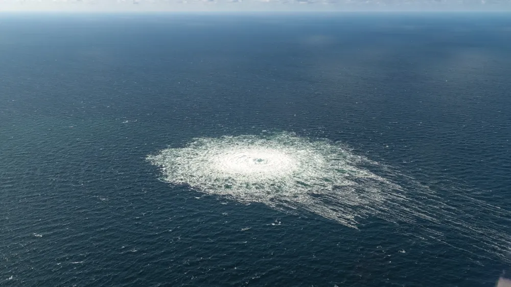 FILED - 27 September 2022, Denmark, Bornholm: This photo provided by the Danish Defense Command shows the Nord Stream 2 gas leak near Bornholm from the air. Investigators say they have found traces of explosives on a suspicious sailing yacht during investigations into explosions at the Nord Stream 1 and 2 gas pipelines. Photo: -/Danish Defence Command/dpa - ACHTUNG: Nur zur redaktionellen Verwendung im Zusammenhang mit der aktuellen Berichterstattung und nur mit vollständiger Nennung des vorstehenden Credits