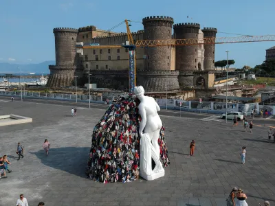 Italian artist Michelangelo Pistoletto's 'Venus of the Rags' is displayed in Piazza Municipio before being destroyed in a fire, in Naples, Italy July 1, 2023. REUTERS/Ciro De Luca