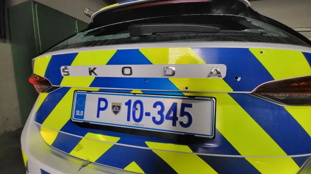 Policijski avto je bil popolnoma prestreljen. Foto: policija