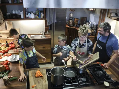 Primož Dolničar- 13.07.2023 &ndash; Restavracija Izložba, gostinske storitve, d.o.o., Bežigrad 12 - otro&scaron;ka kuharska delavnica s Primožem Dolničarjem &ndash; kulinarika - //FOTO: Jaka Gasar