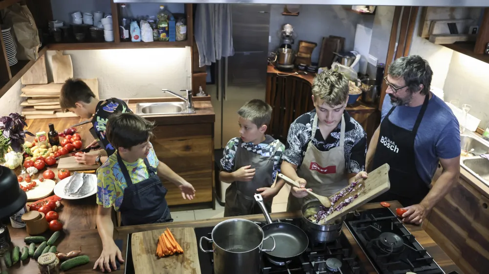 Primož Dolničar- 13.07.2023 &ndash; Restavracija Izložba, gostinske storitve, d.o.o., Bežigrad 12 - otro&scaron;ka kuharska delavnica s Primožem Dolničarjem &ndash; kulinarika - //FOTO: Jaka Gasar