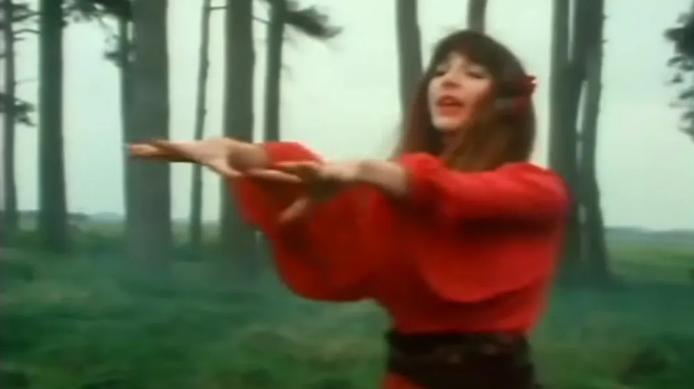 Kate Bush v videu Wuthering Heights