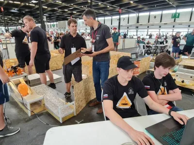 Dijaki ŠCC so v Franciji postali svetovni podprvaki v robotiki - Celje. Na Šolskem centru Celje so izjemno ponosni na nedavni uspeh svojih dijakov, ki so se v Franciji udeležili letošnjega svetovnega prvenstva v upravljanju reševalnih robotov RoboCup 2023, na katerem so zasedli odlično drugo mesto. Dijakom Juliji, Tadeju, Aljažu, Mateju, Anžetu in Luki so pot v Bordeaux zagotovili njihovi predhodniki v finalu svetovnega prvenstva v Avstraliji leta 2019, ki so zasedli tretje mesto in bili najboljši Evropejci v kategoriji »reševalnih robotov«. Tokratni udeleženci svetovnega prvenstva so bili letošnji dijaki programa tehnik mehatronik Tadej Cerovšek iz Šmarja pri Jelšah, zlati maturant Aljaž Herodež iz Prebolda, Matej Jančič in Anže Mesarič iz Rogaške Slatine ter Luka Podkrižnik iz Šentjurja, ob omenjenih fantih pa je bila tudi diamantna maturantka Julija Weiss iz občine Tabor, ki je kot edina ženska predstavnica dokazala, da tudi dekleta obvladajo tehniko. Ob vrnitvi v Slovenijo sta svetovne podprvake na matični šoli, srednji šoli za strojništvo, mehatroniko in medije Šolskega centra Celje sprejela ravnateljica Simona Črep in podžupan Mestne občine Celje Uroš Lesjak. »Naša naloga je bila ustvariti 3D natisnjenega robota, primernega za vožnjo po različnih terenih s pomočjo kamere in za zaznavanje različnih ovir, s katerimi se lahko srečamo na terenu. Rezultat je presegel tudi naša pričakovanja, nas povezal kot ekipo in nas ponesel do naslova svetovnih podprvakov,« je ob vrnitvi ponosno povedala diamantna maturantka Julija Weiss. »Izziv je bilo odpravljanje posameznih tehničnih problemov na tekmovanju, ki so se velikokrat pojavili. Dijaki so morali pokazati veliko timskega dela in samoiniciativnosti, ravnanje v stresnih situacijah, obenem pa iskati tudi dobre rešitve. In vse to jim je odlično uspelo,« pa je dijake pohvalil mentor Matej Veber, ki je skupaj z Matjažem Cizejem bdel nad nadebudno šestčlansko ekipo. Z uvrstitvijo na letošnjem svetovnem prvenstvu pa si je omenjena šola zagotovila tudi vstopnico za RoboCup 2024, ki bo naslednje leto v nizozemskem Antwerpnu. <br><br>