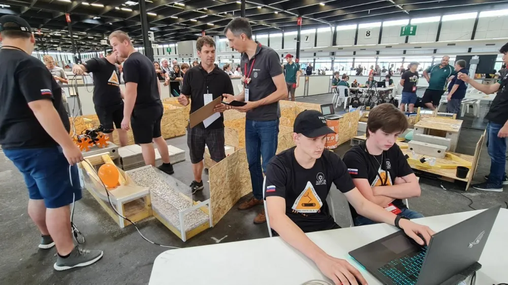 Dijaki ŠCC so v Franciji postali svetovni podprvaki v robotiki - Celje. Na Šolskem centru Celje so izjemno ponosni na nedavni uspeh svojih dijakov, ki so se v Franciji udeležili letošnjega svetovnega prvenstva v upravljanju reševalnih robotov RoboCup 2023, na katerem so zasedli odlično drugo mesto. Dijakom Juliji, Tadeju, Aljažu, Mateju, Anžetu in Luki so pot v Bordeaux zagotovili njihovi predhodniki v finalu svetovnega prvenstva v Avstraliji leta 2019, ki so zasedli tretje mesto in bili najboljši Evropejci v kategoriji »reševalnih robotov«. Tokratni udeleženci svetovnega prvenstva so bili letošnji dijaki programa tehnik mehatronik Tadej Cerovšek iz Šmarja pri Jelšah, zlati maturant Aljaž Herodež iz Prebolda, Matej Jančič in Anže Mesarič iz Rogaške Slatine ter Luka Podkrižnik iz Šentjurja, ob omenjenih fantih pa je bila tudi diamantna maturantka Julija Weiss iz občine Tabor, ki je kot edina ženska predstavnica dokazala, da tudi dekleta obvladajo tehniko. Ob vrnitvi v Slovenijo sta svetovne podprvake na matični šoli, srednji šoli za strojništvo, mehatroniko in medije Šolskega centra Celje sprejela ravnateljica Simona Črep in podžupan Mestne občine Celje Uroš Lesjak. »Naša naloga je bila ustvariti 3D natisnjenega robota, primernega za vožnjo po različnih terenih s pomočjo kamere in za zaznavanje različnih ovir, s katerimi se lahko srečamo na terenu. Rezultat je presegel tudi naša pričakovanja, nas povezal kot ekipo in nas ponesel do naslova svetovnih podprvakov,« je ob vrnitvi ponosno povedala diamantna maturantka Julija Weiss. »Izziv je bilo odpravljanje posameznih tehničnih problemov na tekmovanju, ki so se velikokrat pojavili. Dijaki so morali pokazati veliko timskega dela in samoiniciativnosti, ravnanje v stresnih situacijah, obenem pa iskati tudi dobre rešitve. In vse to jim je odlično uspelo,« pa je dijake pohvalil mentor Matej Veber, ki je skupaj z Matjažem Cizejem bdel nad nadebudno šestčlansko ekipo. Z uvrstitvijo na letošnjem svetovnem prvenstvu pa si je omenjena šola zagotovila tudi vstopnico za RoboCup 2024, ki bo naslednje leto v nizozemskem Antwerpnu. <br><br>