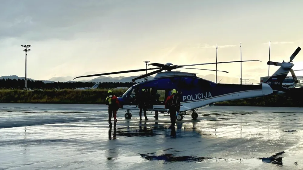 Izgubljeni, prezebli in onemogli pohodnici so v dolino prepeljali s policijskim helikopterjem. 