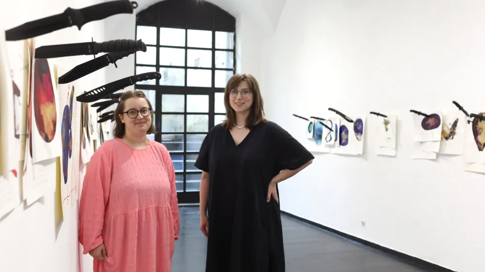 kuratorki Lara Plavčak in Urška Aplinc iz Zavoda za sodobno umetnost SCCA – Ljubljana. - 13.07.2023 – ŠKUC - razstava Bolano (sick) s kuratorkama Urško Aplinc in Laro Plavčak //FOTO: Bojan Velikonja