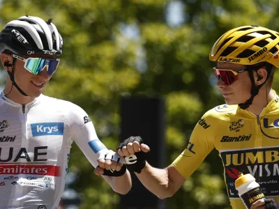 Cycling - Tour de France - Stage 13 - Chatillon-Sur-Chalaronne to Grand Colombier - France - July 14, 2023 UAE Team Emirates' Tadej Pogacar with Team Jumbo–Visma's Jonas Vingegaard ahead of stage 13 REUTERS/Benoit Tessier