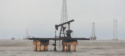 FILE PHOTO: An oil rig is seen on Lake Maracaibo, in Cabimas, Venezuela October 14, 2022. REUTERS/Issac Urrutia/File Photo