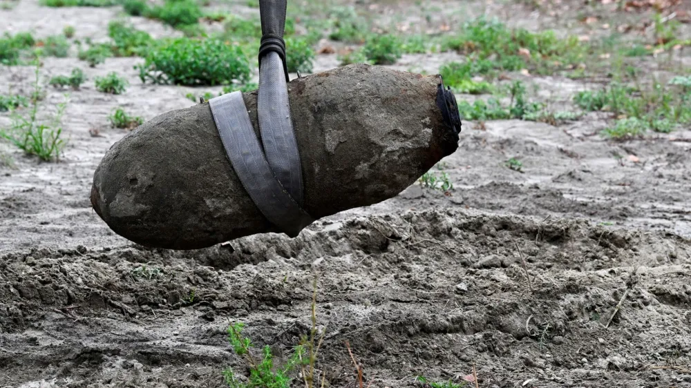 FILE PHOTO: A World War Two bomb is seen being removed a few days after being discovered in the dried-up river Po which suffered from the worst drought in 70 years, in Borgo Virgilio, Italy on August 7, 2022. REUTERS / Flavio lo Scalzo/File Photo