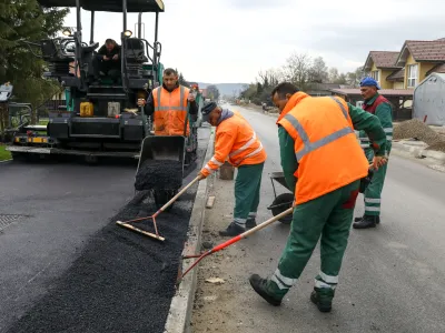 - 09.11.2022 – Prenova ceste v naselju Črna vas - zaprta cesta na odseku od Ižanske ceste do Brglezovega štradona – ureditev vodovoda, kanalizacije, plinovoda, električne in telekomunikacijske napeljave, javne razsvetljave, pločnika, kolesarske steze in vozišča //FOTO: Luka Cjuha