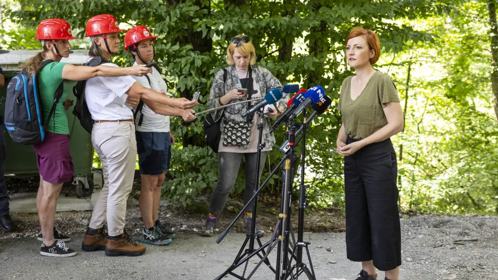 Cerkno, bolnica Franja.<br>Ministrica za kulturo Asta Vrecko, drzavni sekretar Marko Rusjan, generalna direktorica direktorata za kulturno dediscino Spela Spanzel in drzavna sekretarka za kulturo v kabinetu predsednika vlade Kaja Sirok na ogledu obmocja Partizanske bolnice Franja, ki je bilo prizadeto v casu zadnjih vremenskih ujm.