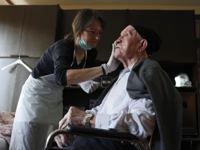 socialna oskrbovalka Ožbolt Zvezdana - socialna oskrba na domu - pomoč starejšim in bolnim - nega - starostniki //FOTO: Luka Cjuha