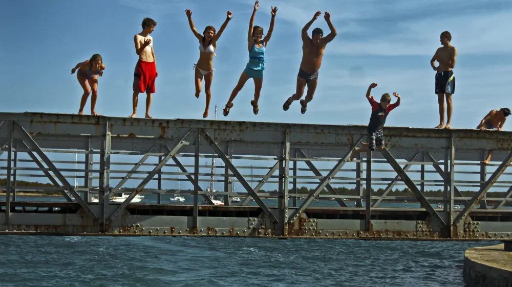 Nikoli ne skačimo v kalno ali preplitvo vodo, pred skokom vedno preverimo njeno globino. Foto: Bojan Velikonja 