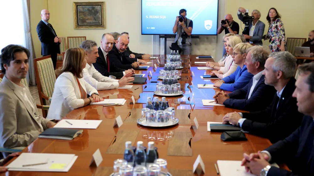 Seje sveta za nacionalno varnost sta se udeležila tudi predstavnika opozicije iz SDS in NSi, ki sta napovedala tvorno sodelovanje pri projektu članstva v varnostnem svetu.&nbsp;