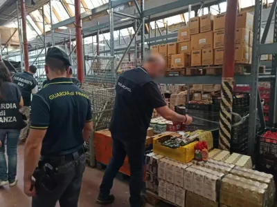 Policija je opravila 70 preiskav in med drugim zasegla opremo za spreminjanje oznak na izdelkih pa tudi gospodinjska topila, tiskalnike in nalepke.