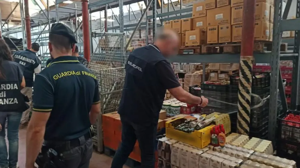 Policija je opravila 70 preiskav in med drugim zasegla opremo za spreminjanje oznak na izdelkih pa tudi gospodinjska topila, tiskalnike in nalepke.