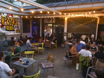 Vrt lahko obratuje samo do desete ure zvečer.