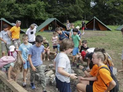 Otroci se pod vodstvom Larisa Žurge naučijo pomembnih veščin.