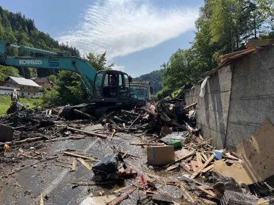 V Crni na Koroskem.<br>Minister za obrambo Marjan Sarec si v Crni na Koroskem ogleduje posledice petkovega neurja, ki je sprozilo plazove in povzrocilo hudourniske poplave. 