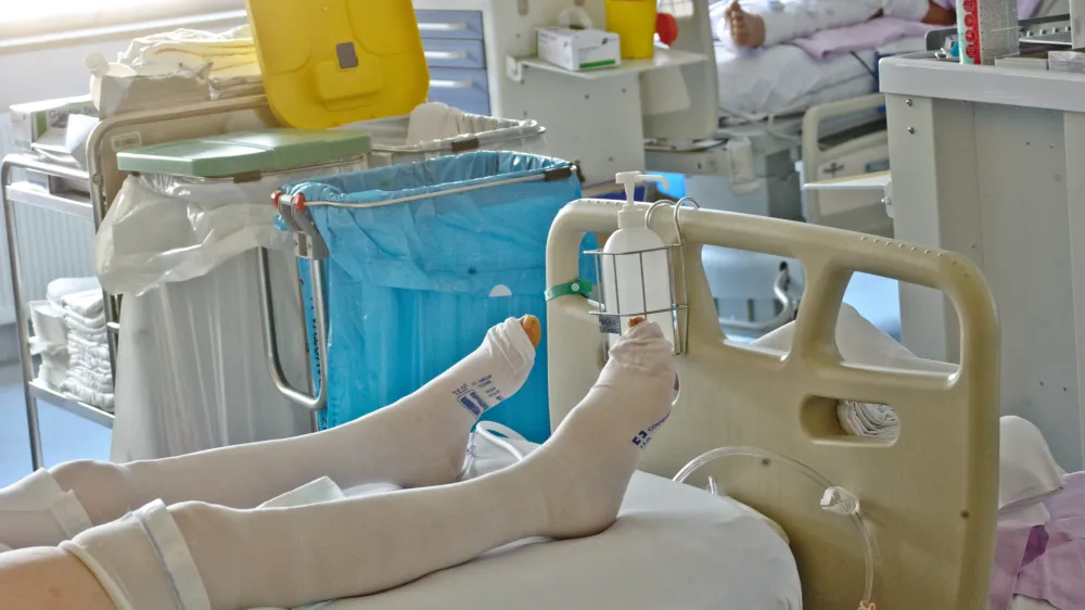 Za bolnike, ki še niso dovolj okrevali, je vračanje iz bolnišnic izvor dodatnih stisk.