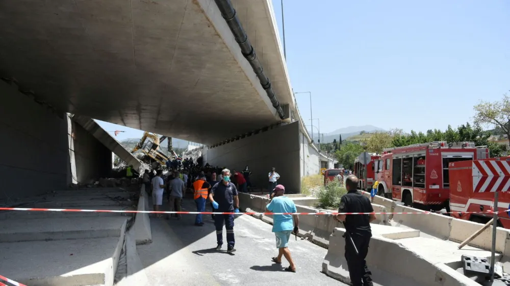 People are seen at the site of a bridge that collapsed in Patras, Greece, July 23, 2023. Andreas Alexopoulos/Intime News via REUTERS ATTENTION EDITORS - THIS IMAGE HAS BEEN SUPPLIED BY A THIRD PARTY. NO RESALES. NO ARCHIVES. GREECE OUT. NO EDITORIAL SALES IN GREECE REFILE - QUALITY REPEAT